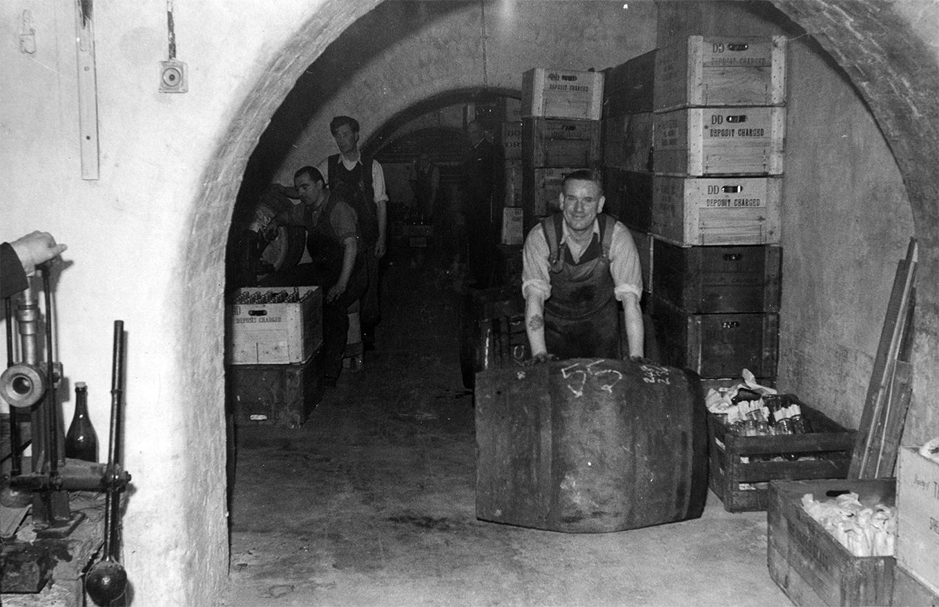 JOINER STREET CELLARS 1952,Hayward Bros Wines Ltd c1952.  X.png