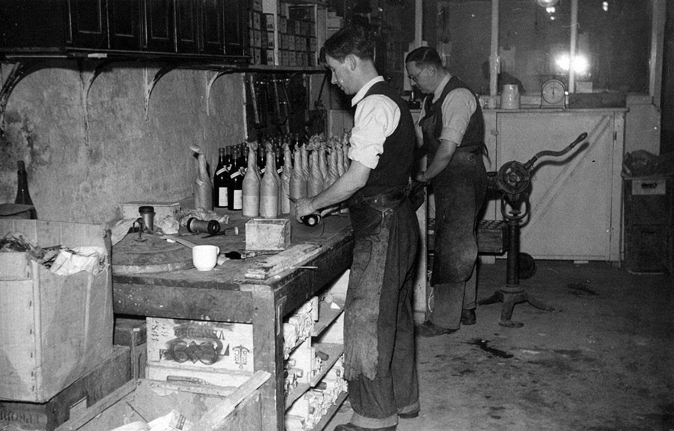 Joiner Street, Hayward Bros (Wines) Ltd. Arches underneath London Bridge Station approach c1950.   X.png