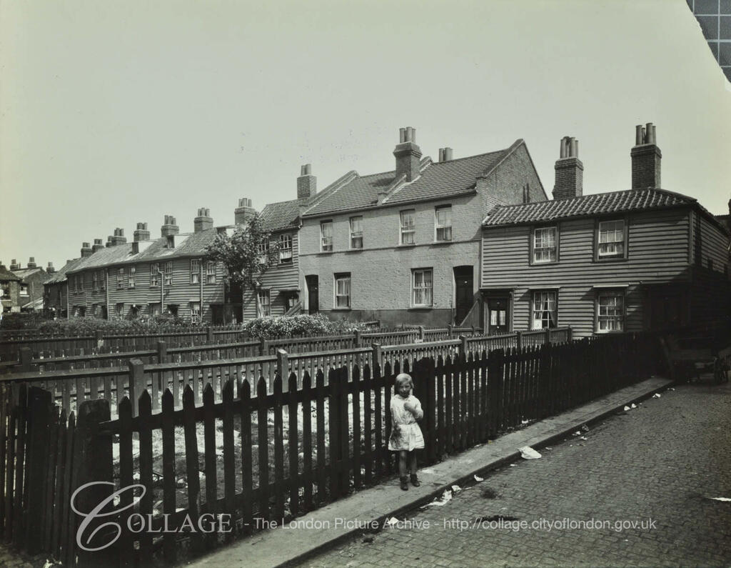 Blue Anchor Lane, Southwark, wooden fences behind houses in c1926.  X.png