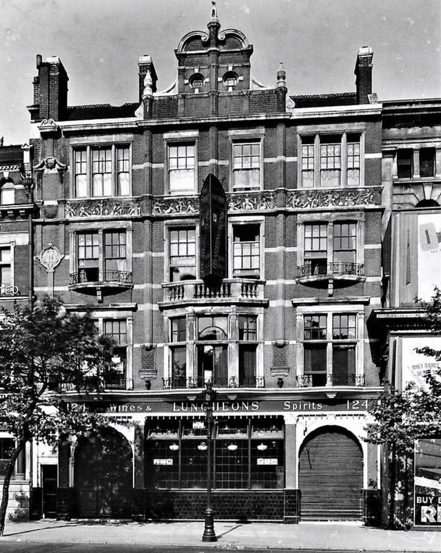 Blackfriars Road the Equestrian Pub, c1930.  Destroyed during a WWII air raid.  X.png