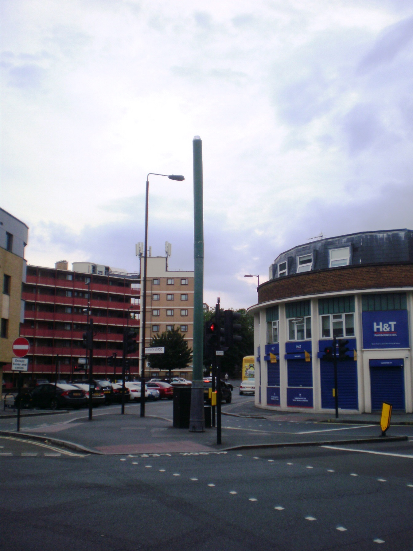 Rotherhithe New Road 2008. Tall green stink pipes (Sewer) venting gases from the Earl’s Sluice and Earls Main Sewer.  X.png