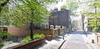 St Marychurch Street, 2020. St Mary’s Place was on the left between the wall and the buildings.  X.png