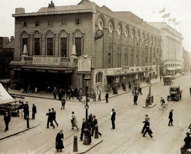 Waterloo Road the Old Vic Theatre,1930. The Cut left.   X.png