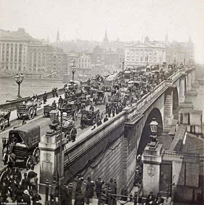 London Bridge, c 1900.    X.png