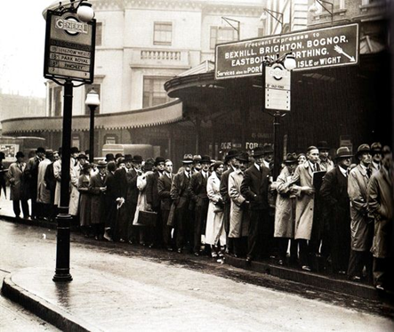 London Bridge, Crowds waiting for buses, 26 September 1935.   X.png