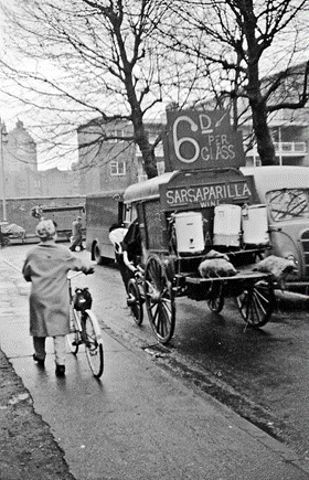 East Lane, I think this could be Orb Street and possibly the same cart, pic.1    X.png